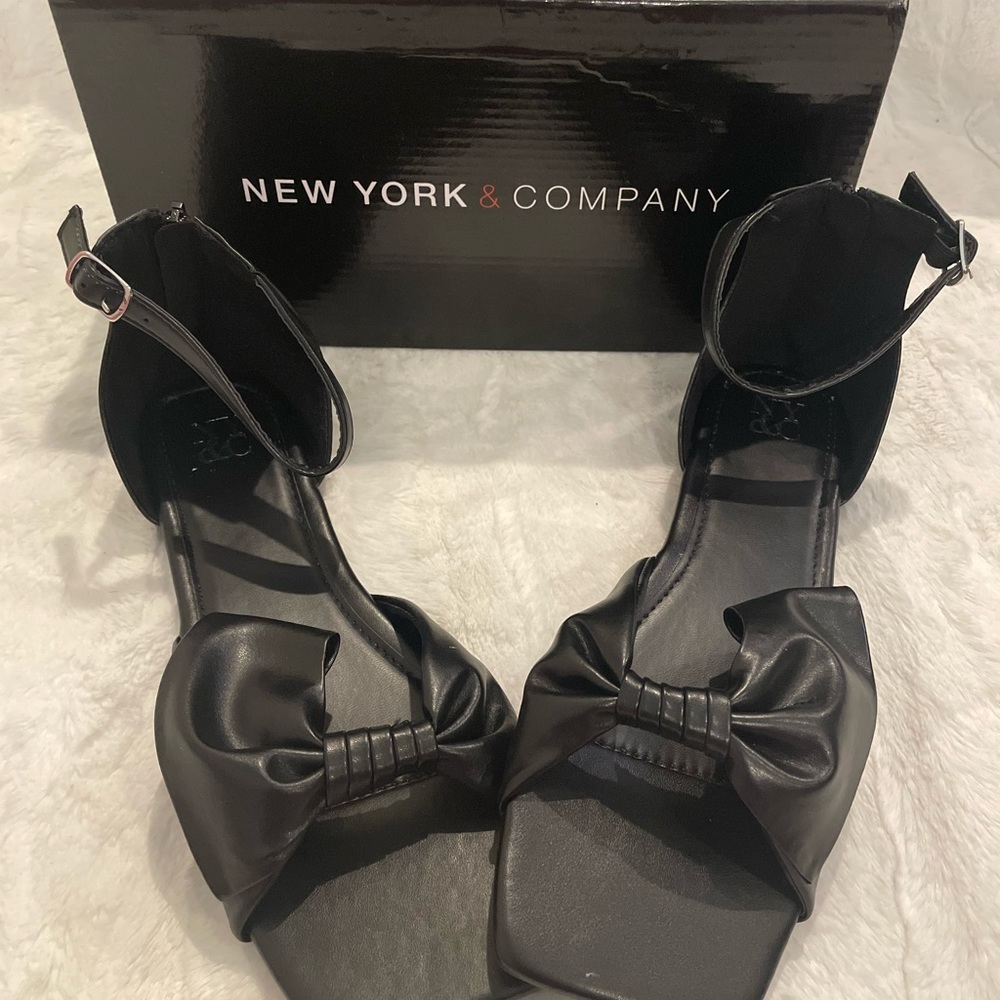 NEW YORK & COMPANY black flats. Side bow detail. Size 10. NEW!!